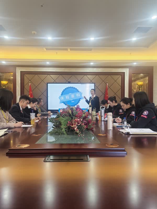 以评促建优课程 重构赋能提质效  空中乘务学院召开课程重构专题研讨会